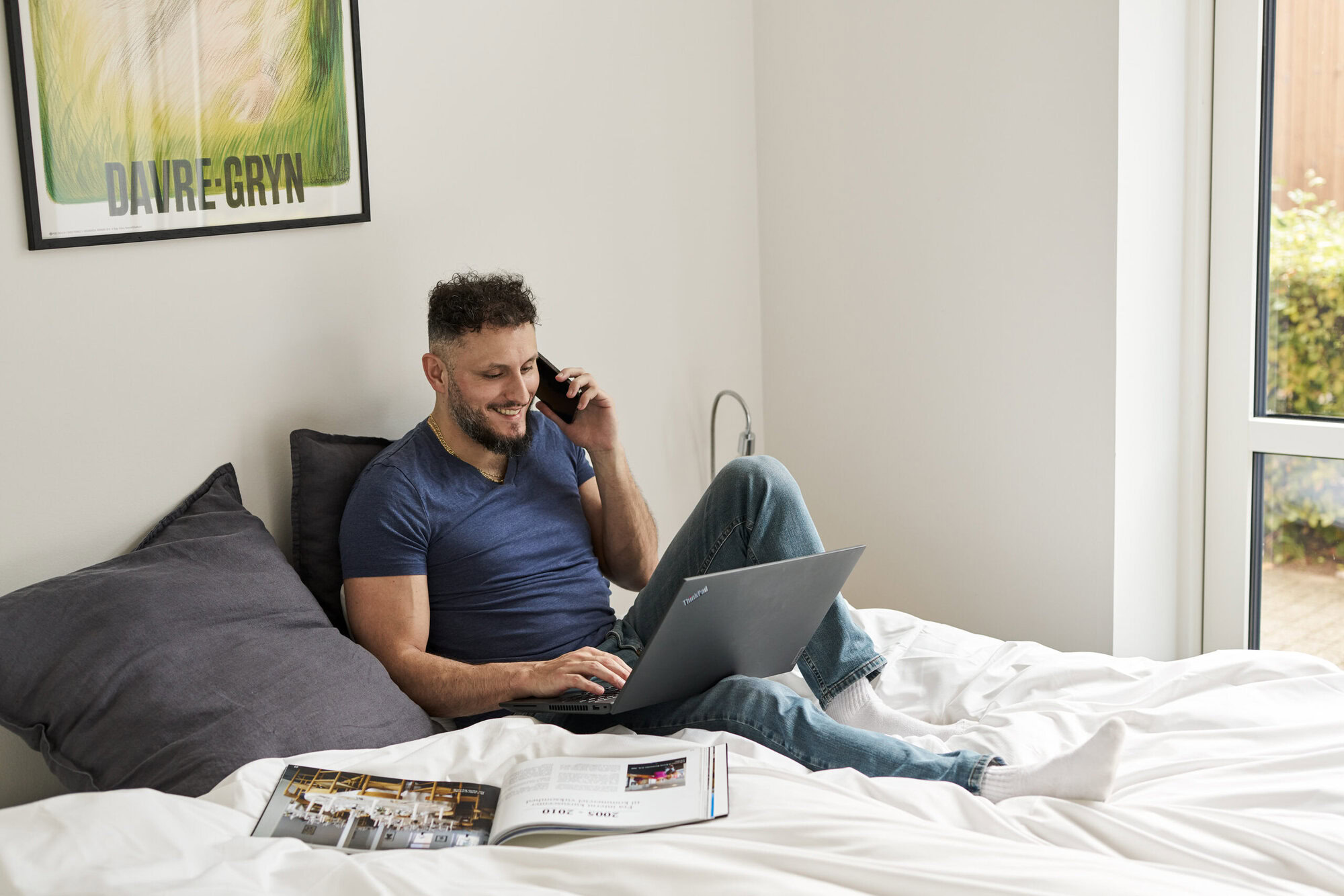 Gæst lægger i sengen på et værelse på Severin Kursuscenter og Hotel i Middelfart på Fyn