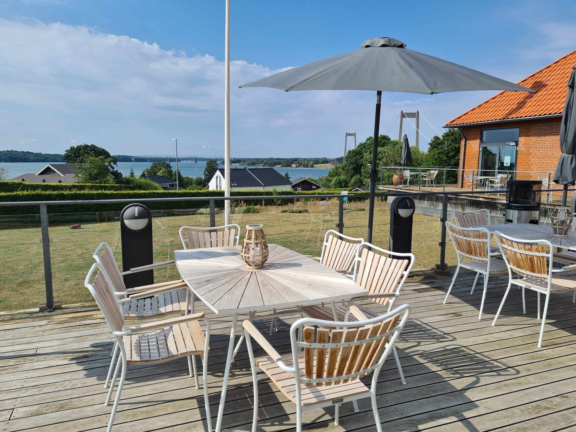Vestvendt terrasse på Severin Kursuscenter og Hotel i Middelfart på Fyn